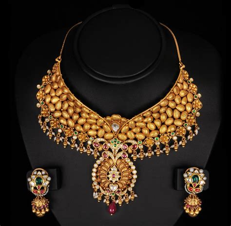 Collection: Necklaces .